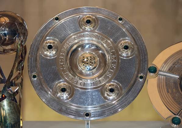 Fussball, Herren, Bundesliga, Saison 2025 2026, FC Bayern München, Empfang der Herrenmannschaft und Frauenmannschaft, Bayerische Staatskanzlei Die beiden Mannschaften des FC Bayern München wurden von Dr. Markus Söder, Bayerischer Ministerpräsident in der Bayerischen Staatskanzlei geehrt, hier im Bild die Meisterschale, Deutscher Meister, Bundesliga, Salatschüssel