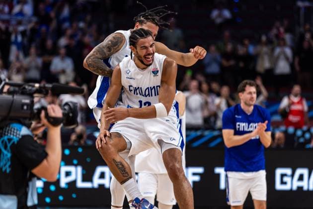 LAT, Eurobasket 205, Basketball Europameisterschaft, Viertelfinale, Finnland-Georgien 10.09.2025, Riga Arena, Riga, LAT, Eurobasket 205, Basketball Europameisterschaft, Viertelfinale, Finnland-Georgien Olivier Nkamhoua (Finnland, No 13), Miro Little (Finnland, No 1) jubeln  Foto Alexander Trienitz Riga Riga Arena Riga Lettland