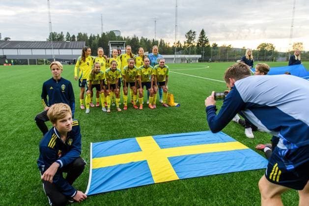 250910 Sveriges startelva bestaende av Rona Krasniqi, Zofia Cendrowska, Lina Selander Löfgren, Lilian Häggkvist, Edit Rautio, malvakt Hanna Karlsson, Fanny Peterson, Ella Edstrand, Ebba Hertzell, Lovisa Breland och Ellie Junetoft inför F16-landskampen i fotboll mellan Sverige och Norge den 10 september 2025 i Örnsköldsvik. Copyright: JONASxFORSBERG BB250910BB216