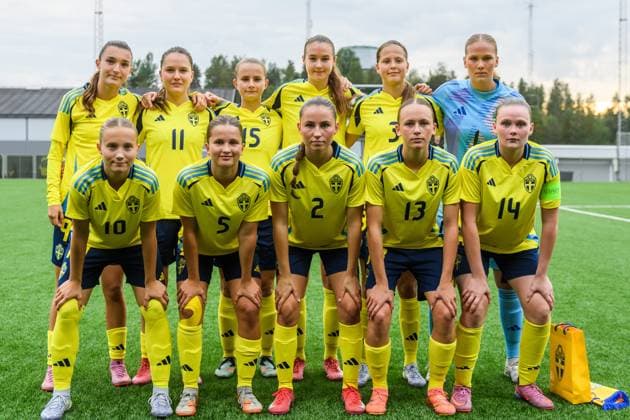 250910 Sveriges startelva bestaende av Rona Krasniqi, Zofia Cendrowska, Lina Selander Löfgren, Lilian Häggkvist, Edit Rautio, malvakt Hanna Karlsson, Fanny Peterson, Ella Edstrand, Ebba Hertzell, Lovisa Breland och Ellie Junetoft inför F16-landskampen i fotboll mellan Sverige och Norge den 10 september 2025 i Örnsköldsvik. Copyright: JONASxFORSBERG BB250910BB217