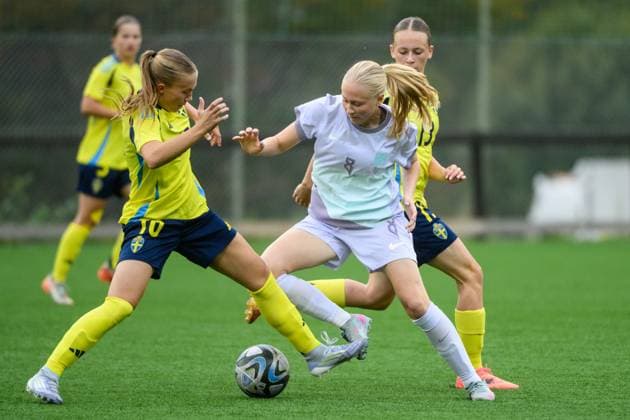250910 Sveriges Fanny Peterson och Norges Stine Ariell Klaebo-Solemdal under F16-landskampen i fotboll mellan Sverige och Norge den 10 september 2025 i Örnsköldsvik. Copyright: JONASxFORSBERG BB250910BB219