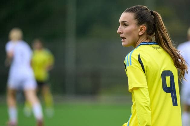 250910 Sveriges Rona Krasniqi under F16-landskampen i fotboll mellan Sverige och Norge den 10 september 2025 i Örnsköldsvik. Copyright: JONASxFORSBERG BB250910BB220