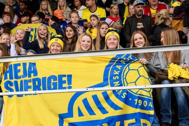 250910 Svenska supportrar inför F16-landskampen i fotboll mellan Sverige och Norge den 10 september 2025 i Örnsköldsvik. Copyright: JONASxFORSBERG BB250910BB222