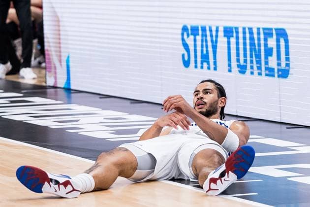 FIBA EuroBasket 2025: Finnland - Georgien; 10.09.2025 Miro Little (Finnland, 1) auf dem Boden Im Hintergrund: Stay Tuned FIBA EuroBasket 2025: Finnland - Georgien; Riga, Arena Riga am 10.09.2025 Copyright: xBEAUTIFULxSPORTS Wunderlx