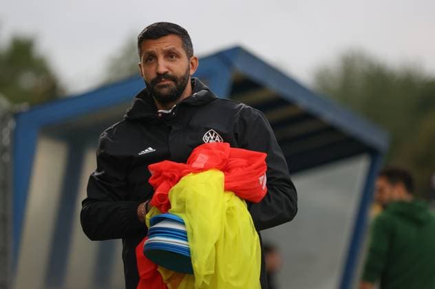 09.09.2025, Fussball, Herren, Achtelfinale bayerischer Toto-Pokal - Saison 2025 2026: SV Viktoria Aschaffenburg - FC Schweinfurt 05 Trainer Aytac Sulu (Viktoria Aschaffenburg) vor Anpfiff mit Leibchen und Hütchen