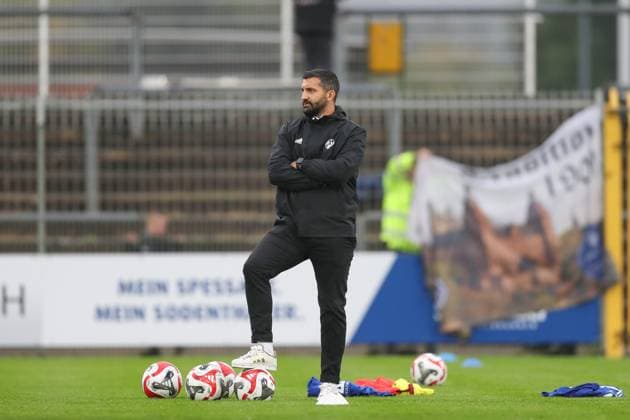 09.09.2025, xjcx, Herren, Fussball, Saison 2025 2026, BFV-Verbandspokal, Achtelfinale: SV Viktoria Aschaffenburg - 1. FC Schweinfurt 1905 Aytac Sulu (Trainer, SV Viktoria Aschaffenburg) gestikuliert, Arme, Hände, gibt Anweisungen Aschaffenburg Stadion am Schoenbusch Bayern Deutschland