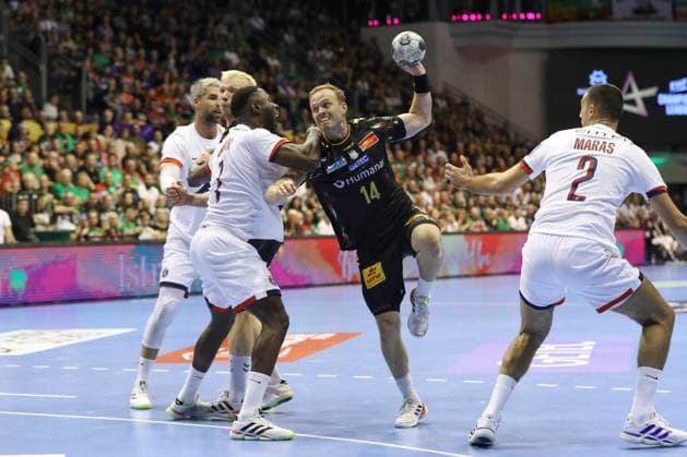 10.09.2025, xtgx, Handball, EHF Champions League, SC Magdeburg - Paris Saint Germain v.l. Karl Konan (Paris, 7), Omar Ingi Magnusson (Magdeburg, 14) wirft Tor, Torschuetze, erzielt Tor, Treffer, scores the goal Magdeubrg