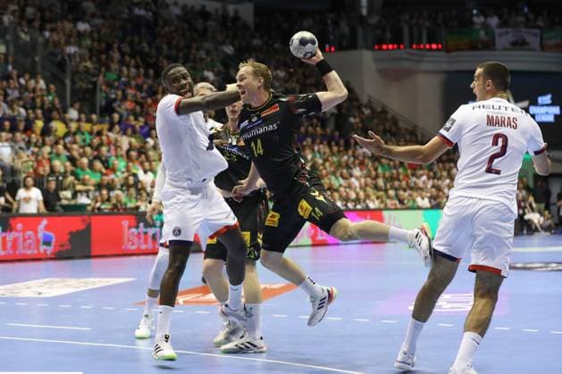 10.09.2025, xtgx, Handball, EHF Champions League, SC Magdeburg - Paris Saint Germain v.l. Karl Konan (Paris, 7), Omar Ingi Magnusson (Magdeburg, 14) wirft Tor, Torschuetze, erzielt Tor, Treffer, scores the goal Magdeubrg