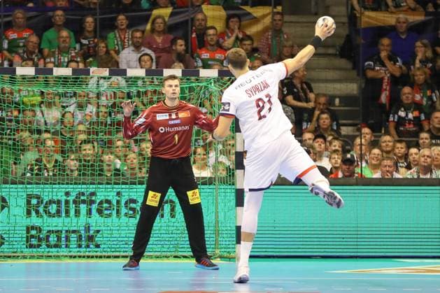 10.09.2025, xgox, Handball, EHF Champions League, SC Magdeburg - Paris Saint Germain v.l. Sergey Hernandez Ferrer (Magdeburg, 1) beim Siebenmeter gegen Kamil Syprzak (Paris, 21) Magdeburg