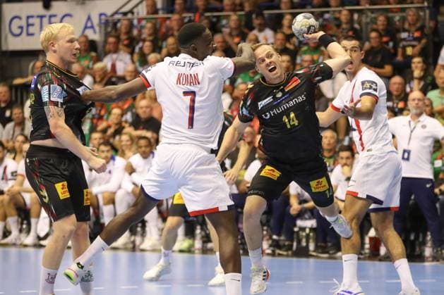 10.09.2025, xgox, Handball, EHF Champions League, SC Magdeburg - Paris Saint Germain v.l. Magnus Saugstrup (Magdeburg, 23) , Karl Konan (Paris, 7), Omar Ingi Magnusson (Magdeburg, 14), Zweikampf, Duell, Kampf, tackle Magdeburg
