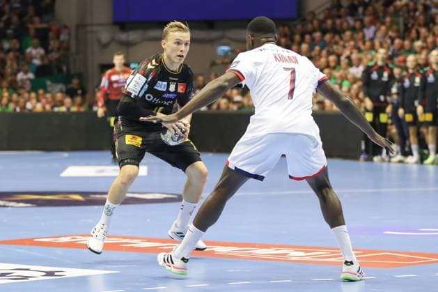 10.09.2025, xgox, Handball, EHF Champions League, SC Magdeburg - Paris Saint Germain v.l. Gisli Thorgeir Kristjansson (Magdeburg, 10) , Karl Konan (Paris, 7) Zweikampf, Duell, Kampf, tackle Magdeburg
