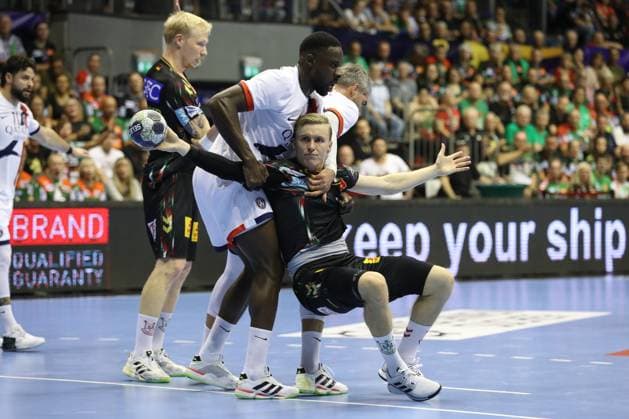 10.09.2025, xtgx, Handball, EHF Champions League, SC Magdeburg - Paris Saint Germain v.l. Karl Konan (Paris, 7), Gisli Thorgeir Kristjansson (Magdeburg, 10) Zweikampf, Duell, Kampf, tackle Magdeubrg