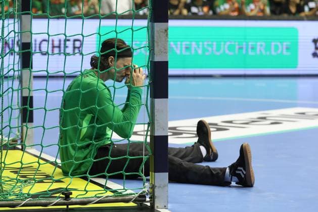 10.09.2025, xtgx, Handball, EHF Champions League, SC Magdeburg - Paris Saint Germain v.l. Jannick Green (Paris, 16) enttaeuscht, schaut enttaeuscht, niedergeschlagen, disappointed Magdeubrg