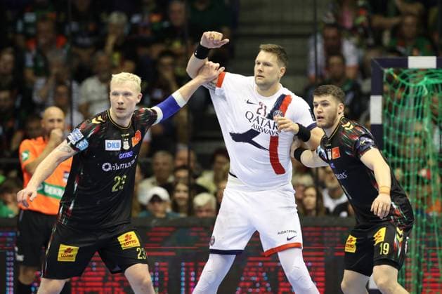 10.09.2025, xtgx, Handball, EHF Champions League, SC Magdeburg - Paris Saint Germain v.l. Magnus Saugstrup (Magdeburg, 23), Albin Lagergren (Magdeburg, 21), Elvar Orn Jonsson (Magdeburg, 19) Zweikampf, Duell, Kampf, tackle Magdeubrg