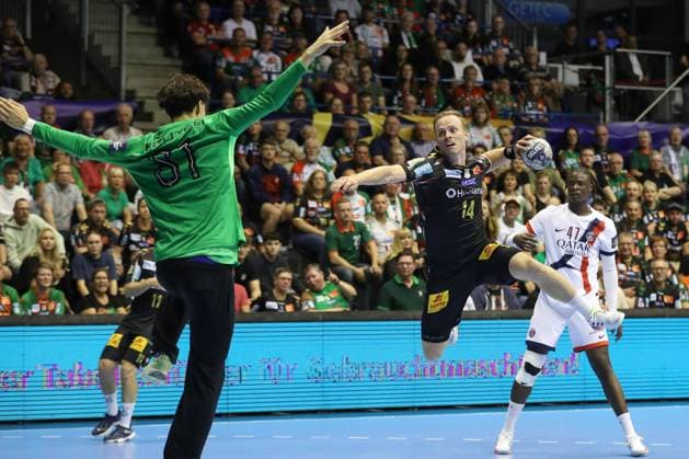 10.09.2025, xtgx, Handball, EHF Champions League, SC Magdeburg - Paris Saint Germain v.l. Stanis Soullier (Paris, 81), Omar Ingi Magnusson (Magdeburg, 14) wirft Tor, Torschuetze, erzielt Tor, Treffer, scores the goal Magdeubrg