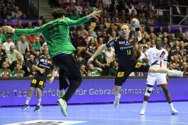 10.09.2025, xtgx, Handball, EHF Champions League, SC Magdeburg - Paris Saint Germain v.l. Stanis Soullier (Paris, 81), Omar Ingi Magnusson (Magdeburg, 14) wirft Tor, Torschuetze, erzielt Tor, Treffer, scores the goal Magdeubrg