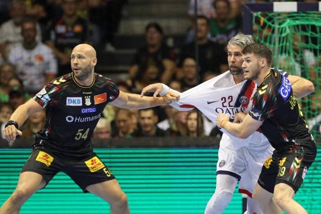 10.09.2025, xtgx, Handball, EHF Champions League, SC Magdeburg - Paris Saint Germain v.l. Oscar Bergendahl (Magdeburg, 54), Luka Karabatic (Paris, 22), Elvar Orn Jonsson (Magdeburg, 19) Zweikampf, Duell, Kampf, tackle Magdeubrg