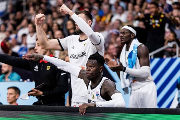 FIBA EuroBasket 2025: Deutschland - Slowenien; 10.09.2025 Dennis Schröder (Deutschland, 17) geht auf der Bank mit, feuert an FIBA EuroBasket 2025: Deutschland - Slowenien; Riga, Arena Riga am 10.09.2025 Copyright: xBEAUTIFULxSPORTS Wunderlx
