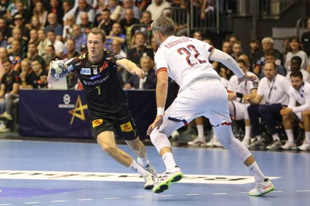10.09.2025, xgox, Handball, EHF Champions League, SC Magdeburg - Paris Saint Germain v.l. Felix Claar (Magdeburg, 7), Luka Karabatic (Paris, 22) Zweikampf, Duell, Kampf, tackle Magdeburg