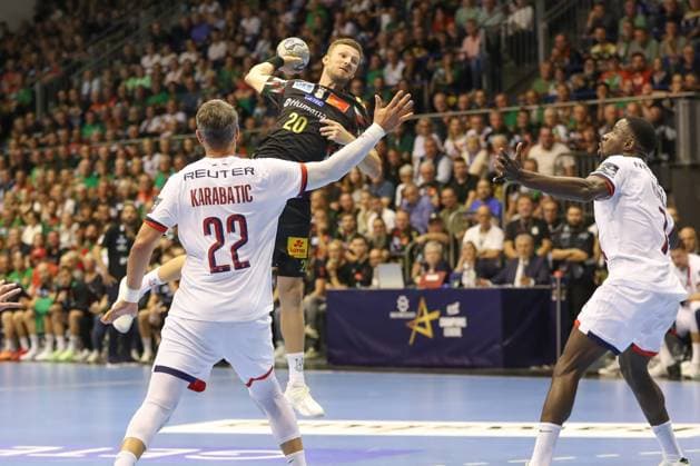 10.09.2025, xgox, Handball, EHF Champions League, SC Magdeburg - Paris Saint Germain v.l. Philipp Weber (Magdeburg, 20) wirft Tor, Torschuetze, erzielt Tor, Treffer, scores the goal Magdeburg