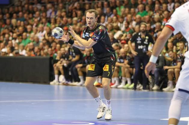 10.09.2025, xgox, Handball, EHF Champions League, SC Magdeburg - Paris Saint Germain v.l. Felix Claar (Magdeburg, 7) am Ball, plays the ball Magdeburg