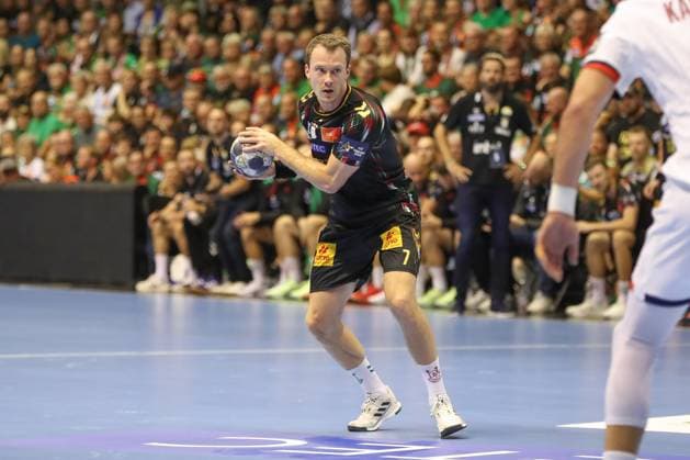 10.09.2025, xgox, Handball, EHF Champions League, SC Magdeburg - Paris Saint Germain v.l. Felix Claar (Magdeburg, 7) am Ball, plays the ball Magdeburg