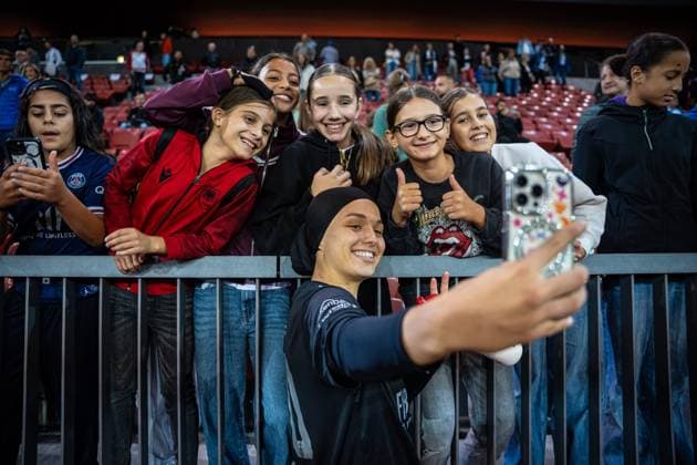 Switzerland: UEFA Women s Europa Cup - GC Frauenfussball vs BIIK-Shymkent - Letzigrund Stadium, Zurich: GC Frauenfussball players with fans Copyright: xPriscilaxBütlerx