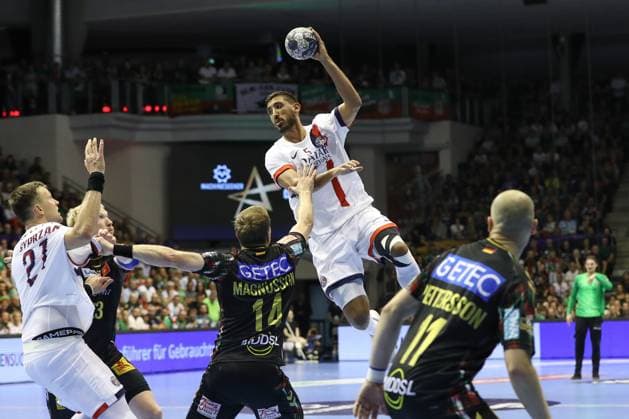 10.09.2025, xtgx, Handball, EHF Champions League, SC Magdeburg - Paris Saint Germain v.l. Omar Ingi Magnusson (Magdeburg, 14), Yahia Khaled Fathy Omar (Paris, 5) Zweikampf, Duell, Kampf, tackle Magdeubrg