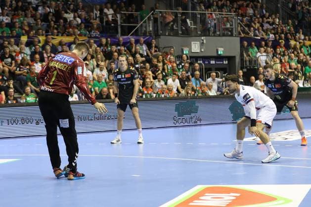 10.09.2025, xtgx, Handball, EHF Champions League, SC Magdeburg - Paris Saint Germain v.l. Sergey Hernandez Ferrer (Magdeburg, 1), Sebastian Karlsson (Paris, 10) Parade, haelt den Ball, faengt den Ball, pariert Siebenmeter Magdeubrg