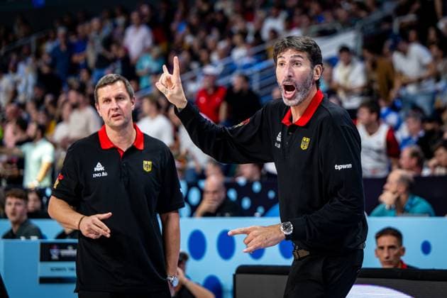 Basketball Riga 10.09.2025 DBB Länderspiel Männer Herren EuroBasket 2025 Viertelfinale Deutschland (GER) - Slowenien (SLO) Alex Mumbru (Deutschland, Bundestrainer) Alan Ibrahimagic (Deutschland, Assistenztrainer) li.