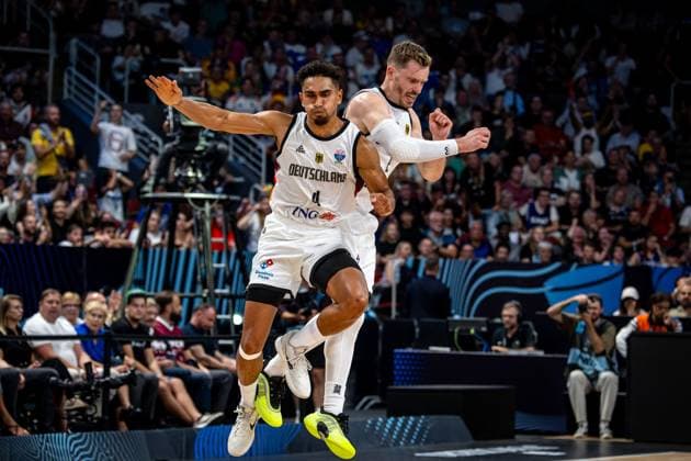 Basketball Riga 10.09.2025 DBB Länderspiel Männer Herren EuroBasket 2025 Viertelfinale Deutschland (GER) - Slowenien (SLO) Maodo Lo (Deutschland, No.04) Andreas Obst (Deutschland, No.42) jubel