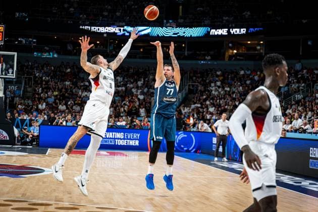 Basketball Riga 10.09.2025 DBB Länderspiel Männer Herren EuroBasket 2025 Viertelfinale Deutschland (GER) - Slowenien (SLO) Luka Doncic (Slowenien, No.77) Daniel Theis (Deutschland, No.10)