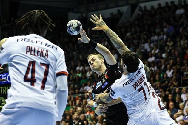 Omar Ingi Magnusson (SC Magdeburg,14) gegen Wallem Peleka (Paris Saint-Germain,47) - Handball Machineseeker Champions League Saison 2025-2026 SC Magdeburg vs. Paris Saint Germain in der GETEC Arena in Magdeburg - Aktion,Handball,Deutschland,10.09.2025