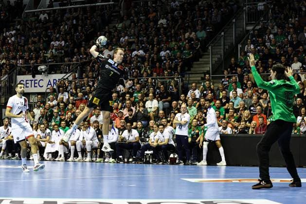 Felix Claar (SC Magdeburg,7) gegen Goalkeeper Jannick Green (Paris Saint-Germain,16) - Handball Machineseeker Champions League Saison 2025-2026 SC Magdeburg vs. Paris Saint Germain in der GETEC Arena in Magdeburg - Aktion,Handball,Deutschland,10.09.2025
