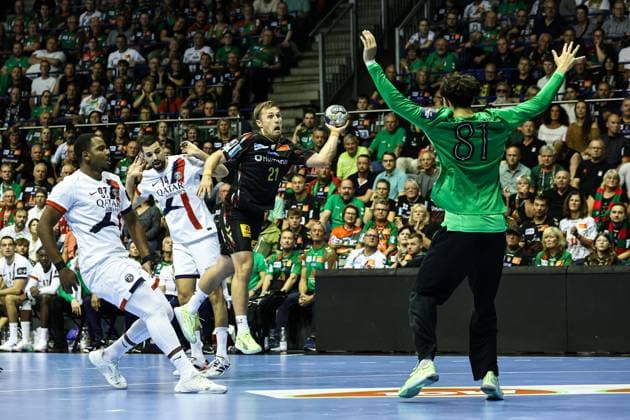Albin Lagergren (SC Magdeburg,21) gegen Goalkeeper Stanis Soullier (Paris Saint-Germain,81) - Handball Machineseeker Champions League Saison 2025-2026 SC Magdeburg vs. Paris Saint Germain in der GETEC Arena in Magdeburg - Aktion,Handball,Deutschland,10.09.2025