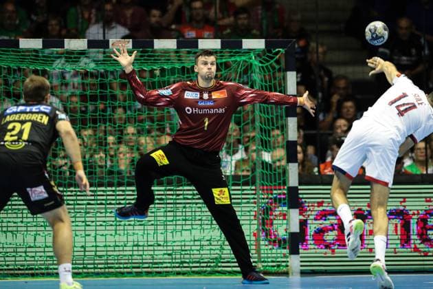 Torwart Sergey Hernandez Ferrer (SC Magdeburg,1) gegen Ferran Sole (Paris Saint-Germain,14) - Handball Machineseeker Champions League Saison 2025-2026 SC Magdeburg vs. Paris Saint Germain in der GETEC Arena in Magdeburg - Aktion,Handball,Deutschland,10.09.2025