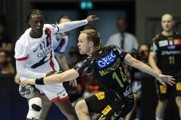 Omar Ingi Magnusson (SC Magdeburg,14) gegen Wallem Peleka (Paris Saint-Germain,47) - Handball Machineseeker Champions League Saison 2025-2026 SC Magdeburg vs. Paris Saint Germain in der GETEC Arena in Magdeburg - Aktion,Handball,Deutschland,10.09.2025