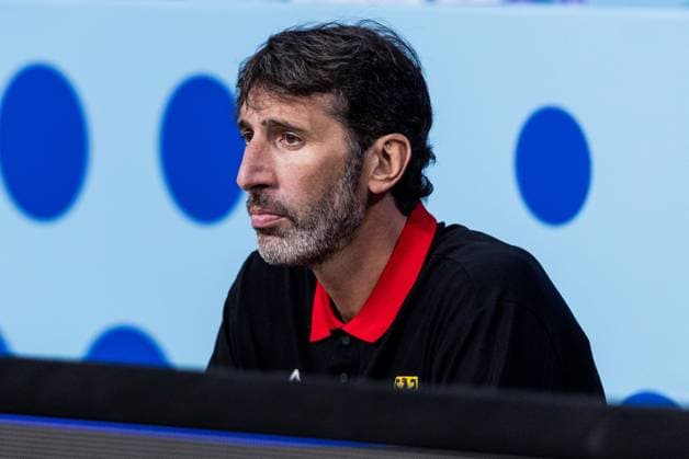FIBA EuroBasket 2025: Deutschland - Slowenien; 10.09.2025 Alex Mumbru (Bundestrainer Deutschland) in 2. Reihe FIBA EuroBasket 2025: Deutschland - Slowenien; Riga, Arena Riga am 10.09.2025 Copyright: xBEAUTIFULxSPORTS Wunderlx
