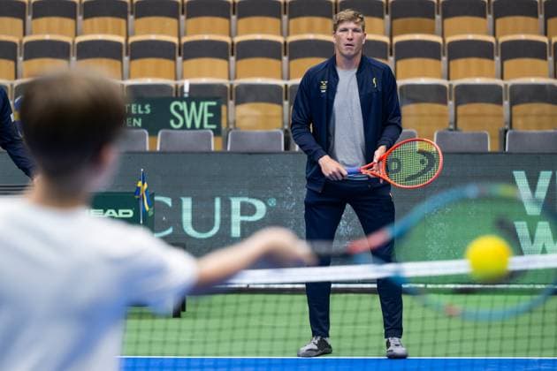 250911 AndrÃ Göransson of Sweden play against a child during the Davis Cup draw ceremony ahead of the match between Sweden and Tunisia on September 11, 2025 in Partille. Photo: Mathias Bergeld BILDBYRAN kod MB MB1200 tennis davis cup lottningen lotting draw ceremony sverige sweden bbeng tunisien tunisia Copyright: MATHIASxBERGELD BB250911MB041