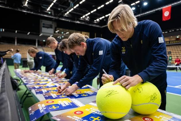250911 Adam Heinonen and Leo Borg of Sweden sign autographs during the Davis Cup draw ceremony ahead of the match between Sweden and Tunisia on September 11, 2025 in Partille. Photo: Mathias Bergeld BILDBYRAN kod MB MB1200 tennis davis cup lottningen lotting draw ceremony sverige sweden bbeng tunisien tunisia Copyright: MATHIASxBERGELD BB250911MB050