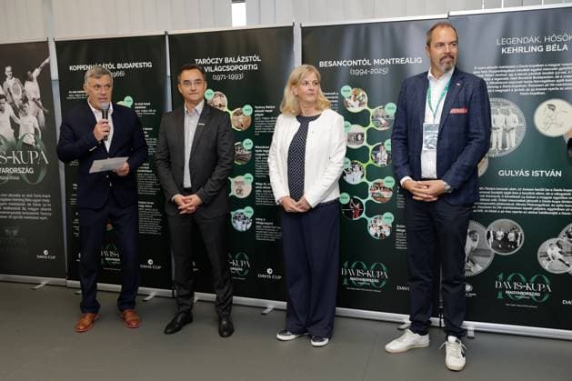 TENNIS - Davis Cup, HUN vs AUT DEBRECEN,HUNGARY,11.SEP.25 - TENNIS - ITF Davis Cup, qualification round 2, Hungary vs Austria, preview, draw and press conference, PK, Pressekonferenz Image shows Erik Siklos, mayor Laszlo Papp (Debrecen), general secretary Petra Schmitt (Hungarian Tennis Association) and vice president Juergen Roth (OETV). GEPAxpictures xWalterxLuger