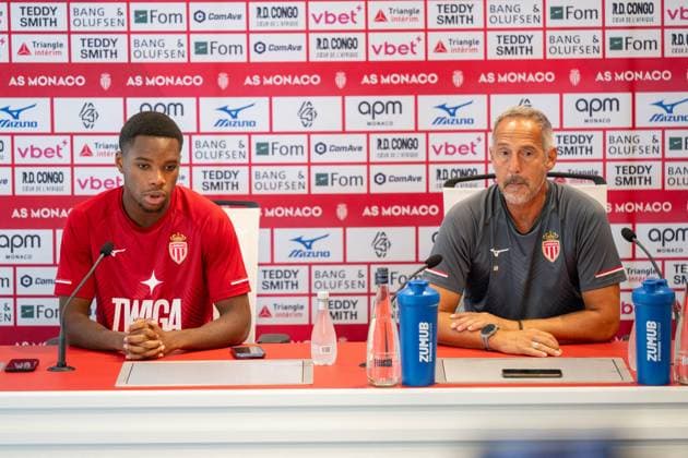 ASMONACO-FOOTBALL-PRESS-C ONFERENCE Player Stanis Idumbo (L) and Monaco coach Adi Hutter (R)) seen at the press conference, PK, Pressekonferenz before the Auxerre-Nice match at the AS Monaco Football Club training center in La Turbie, France, on September 11, 2025. Photo by Laurent Coust ABACAPRESS.COM LA TURBIE France  Copyright: xCoustxLaurent ABACAx