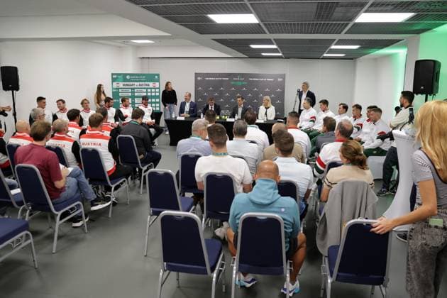 TENNIS - Davis Cup, HUN vs AUT DEBRECEN,HUNGARY,11.SEP.25 - TENNIS - ITF Davis Cup, qualification round 2, Hungary vs Austria, preview, draw and press conference, PK, Pressekonferenz Image shows the team of Austria, vice president Juergen Roth (OETV), Javier Moreno (ITF), mayor Laszlo Papp (Debrecen), general secretary Petra Schmitt (Hungarian Tennis Federation) and the team of Hungaria. GEPAxpictures xWalterxLuger