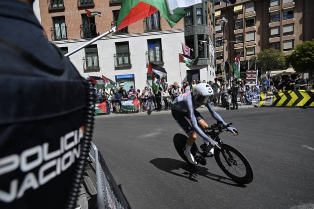 Spain’s La Vuelta cycling race cut short over protests against Israel VALLADOLID, SPAIN - SEPTEMBER 11: The 18th stage of Spain’s La Vuelta cycling race takes place in Valladolid, shortened due to anti-Israel demonstrations, on September 11, 2025. Originally planned as a 27.5-kilometer individual time trial, the stage was reduced to just 12 kilometers amid security concerns triggered by the protests. Burak Akbulut Anadolu Valladolid Spain. Editorial use only. Please get in touch for any other usage.  Copyright: x2025xAnadoluxBurakxAkbulutx