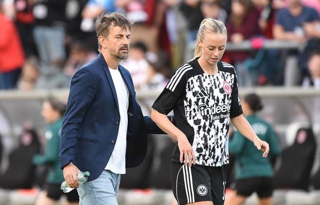 11.09.2025, xhbx, Fussball Quali Champions League, Eintracht Frankfurt Frauen - Real Madrid Frauen v.l. Trainer Niko Arnautis (Eintracht Frankfurt Damen), Amanda Ilestedt (Eintracht Frankfurt Damen) (DFL DFB REGULATIONS PROHIBIT ANY USE OF PHOTOGRAPHS as IMAGE SEQUENCES and or QUASI-VIDEO) Frankfurt