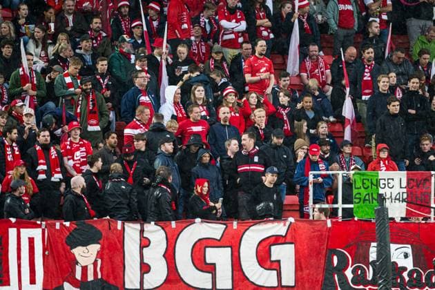 250911 Spectators in the stands ahead of the UEFA Women™s Champions League play-off football match between Brann and Manchester United, ManU on September 11, 2025 in Bergen. Photo: Marius Simensen BILDBYRAN Cop 238 bbeng brann brann kvinner champions league dam football fotball fotboll manchester united mesterligaen play off playoff soccer tfk womens champions league Copyright: MARIUSxSIMENSEN BB250911BB193