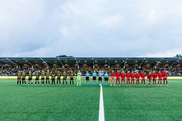 250911 Players of Häcken and of Atletico Madrid line up ahead of the first leg of Women s Champions League playoff football match between Häcken and Atletico Madrid on September 11, 2025 in Göteborg. Photo: Michael Erichsen BILDBYRAN COP 89 MI0874 fotboll football soccer fotball uefa womens champions league häcken atletico madrid dam bbeng play-offs Copyright: MICHAELxERICHSEN BB250911MI009