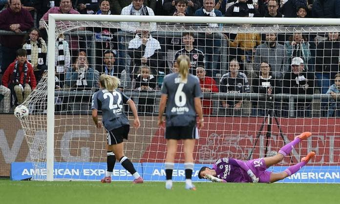 11.09.2025, xhbx, Fussball Quali Champions League, Eintracht Frankfurt Frauen - Real Madrid Frauen v.l. Goal scored, Tor zum 0:1 durch Filippa Angeldahl (Real Madrid), Lina Altenburg (Eintracht Frankfurt Damen) kann den Ball nicht halten (DFL DFB REGULATIONS PROHIBIT ANY USE OF PHOTOGRAPHS as IMAGE SEQUENCES and or QUASI-VIDEO) Frankfurt