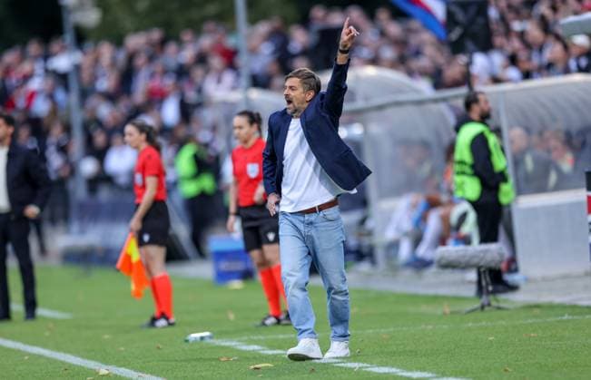 DEU, Frankfurt, Eintracht Frankfurt vs Real Madrid, Womens Champions League, UEFA, Saison 2526, Stadion am Bretanobad, Qualifikationsrunde 3, im Bild: Emotionen an der Linie bei Niko Arnautis (Trainer Eintracht Frankfurt) DFB DFL REGULATIONS PROHIBIT ANY USE OF PHOTOGRAPHS AS IMAGE SEQUENCES AND OR QUASI-VIDEO, 11.09.2025, Copyright: HMBxMedia HendrikxHamelau