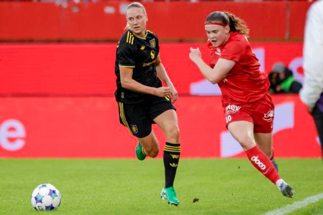 Champions League qualification 2025 SK Brann Women and Manchester United Bergen 20250911 Manchester Uniteds Lisa Fjeldstad Naalsund and Branns Signe Gaupset during the Champions League qualifying match between SK Brann Kvinner and Manchester United at Brann Stadium Photo Paul S Amundsen NTB Bergen Norway EDITORIAL USE ONLY RESTRICTED USE FOR BETTING COMPANIES  Copyright: xPaulxS.xAmundsenx xNTBx